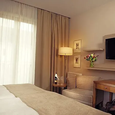 Ambassador Hotell 4*